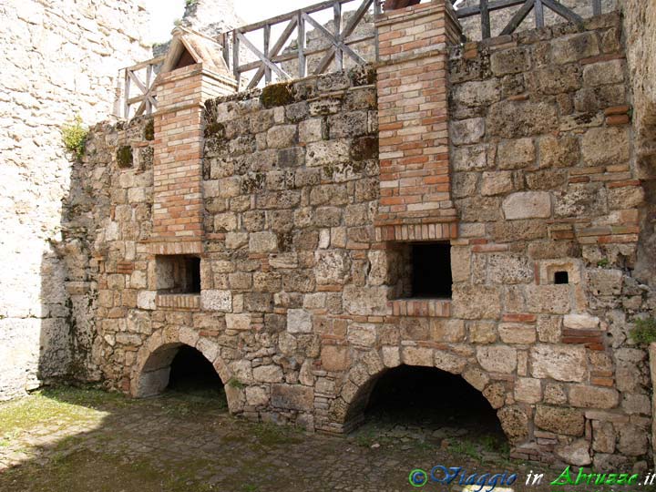 38-P5188558+.jpg - 38-P5188558+.jpg - I resti del "Panificio" all'interno della storica fortezza di Civitella del Tronto.